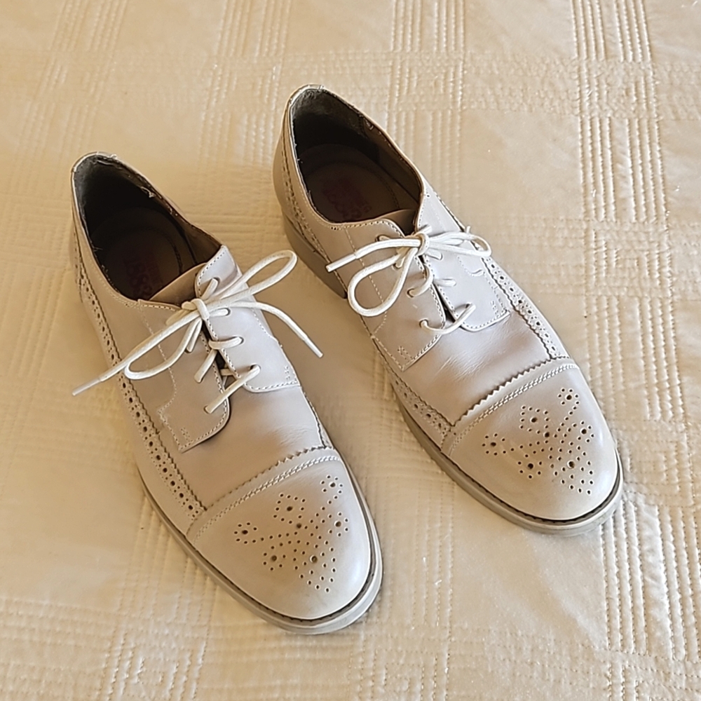 Men's cream colored shoes from Wolverine 1883.